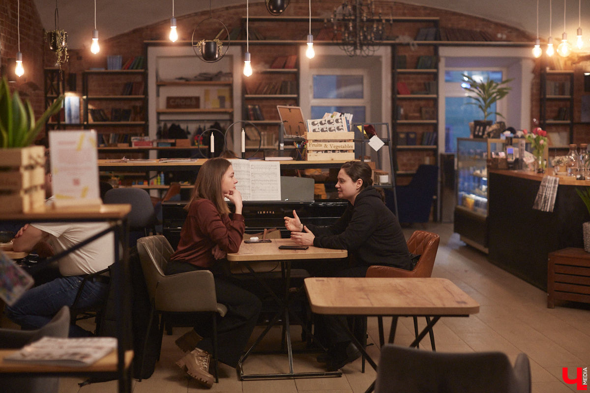 Одинокая женщина с ребенком не самый жизнеутверждающий статус, по мнению большинства. Борется с этим стереотипом владимирский блогер «Мама Кураж» Александра Реутова. За ее спиной тяжелый развод, а на руках – маленький сын. Но ее дух крепок, а юмористические ролики о жизни мамы с малышом – гимн свободе от оков несчастливого брака.