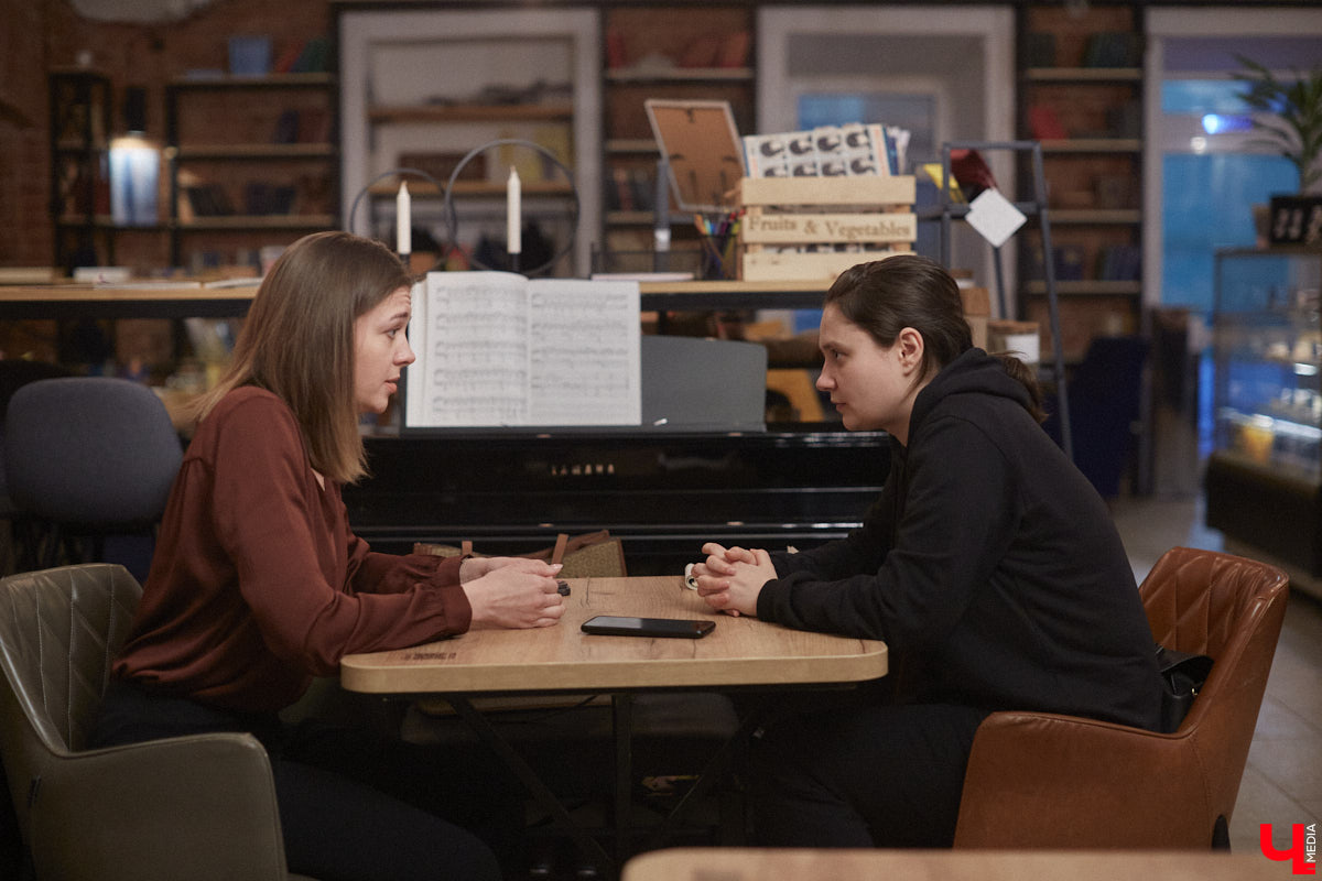 Одинокая женщина с ребенком не самый жизнеутверждающий статус, по мнению большинства. Борется с этим стереотипом владимирский блогер «Мама Кураж» Александра Реутова. За ее спиной тяжелый развод, а на руках – маленький сын. Но ее дух крепок, а юмористические ролики о жизни мамы с малышом – гимн свободе от оков несчастливого брака.