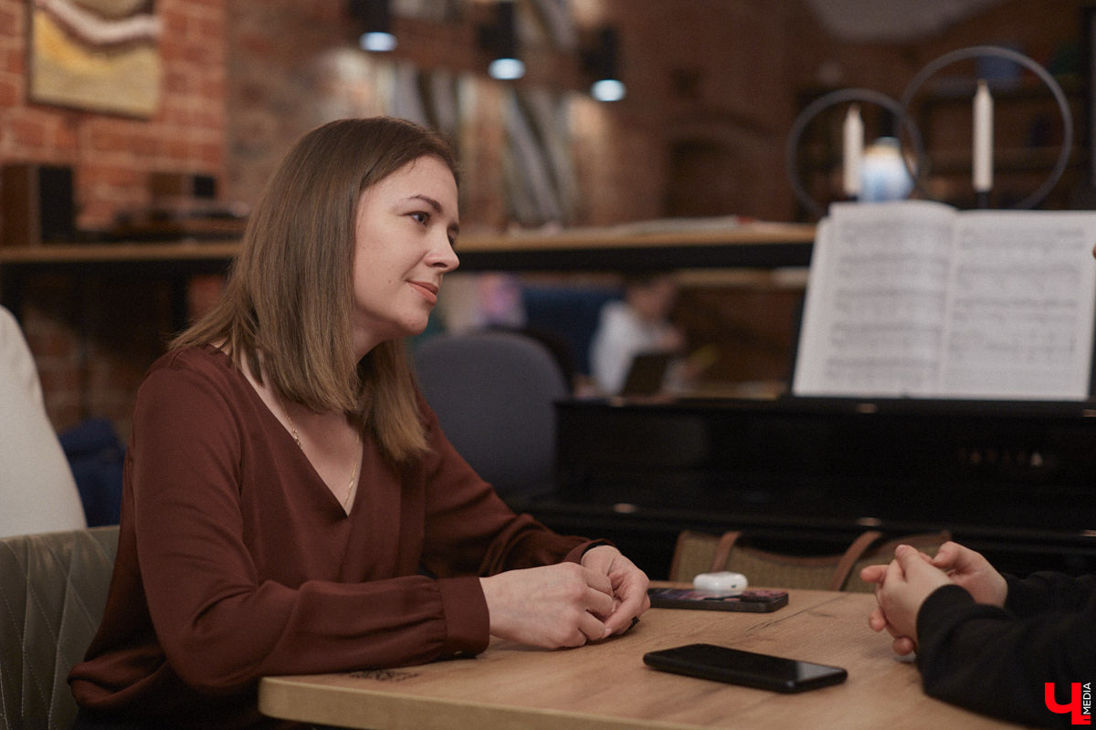 Одинокая женщина с ребенком не самый жизнеутверждающий статус, по мнению большинства. Борется с этим стереотипом владимирский блогер «Мама Кураж» Александра Реутова. За ее спиной тяжелый развод, а на руках – маленький сын. Но ее дух крепок, а юмористические ролики о жизни мамы с малышом – гимн свободе от оков несчастливого брака.