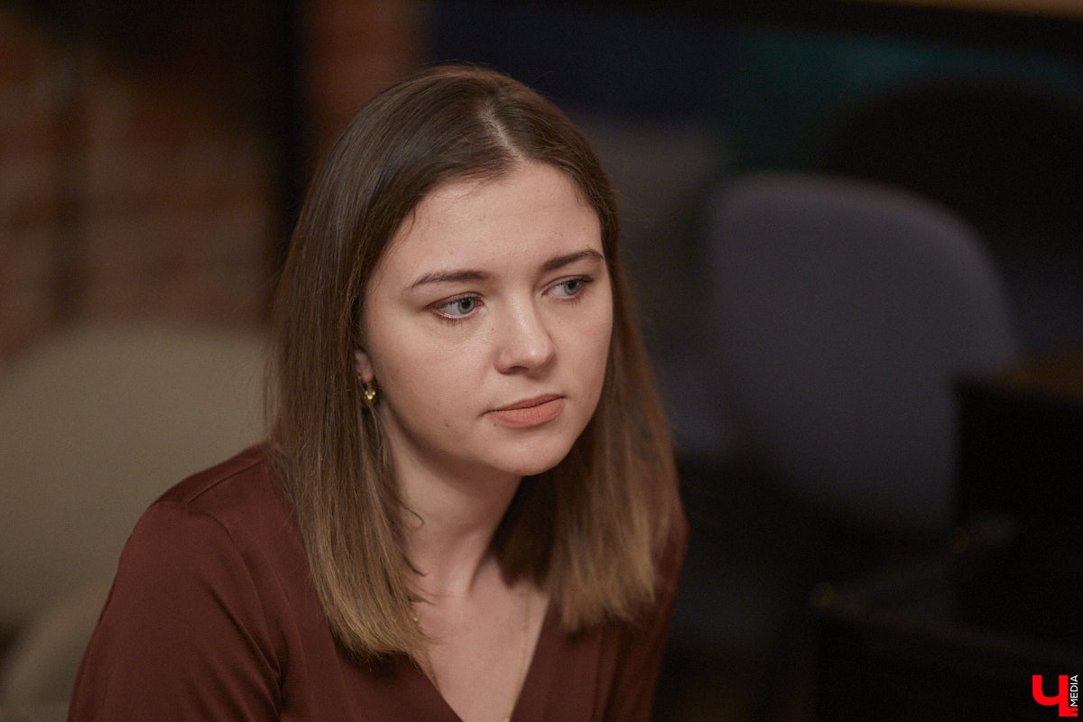 Одинокая женщина с ребенком не самый жизнеутверждающий статус, по мнению большинства. Борется с этим стереотипом владимирский блогер «Мама Кураж» Александра Реутова. За ее спиной тяжелый развод, а на руках – маленький сын. Но ее дух крепок, а юмористические ролики о жизни мамы с малышом – гимн свободе от оков несчастливого брака.