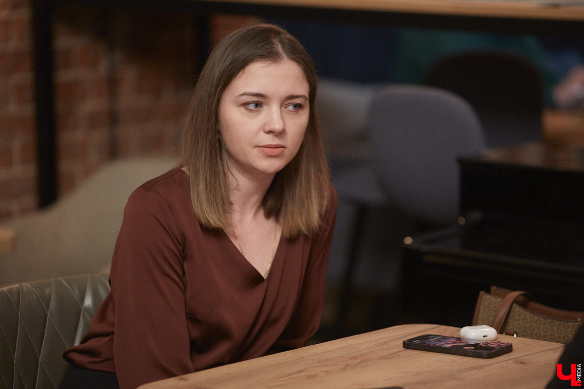 Одинокая женщина с ребенком не самый жизнеутверждающий статус, по мнению большинства. Борется с этим стереотипом владимирский блогер «Мама Кураж» Александра Реутова. За ее спиной тяжелый развод, а на руках – маленький сын. Но ее дух крепок, а юмористические ролики о жизни мамы с малышом – гимн свободе от оков несчастливого брака.