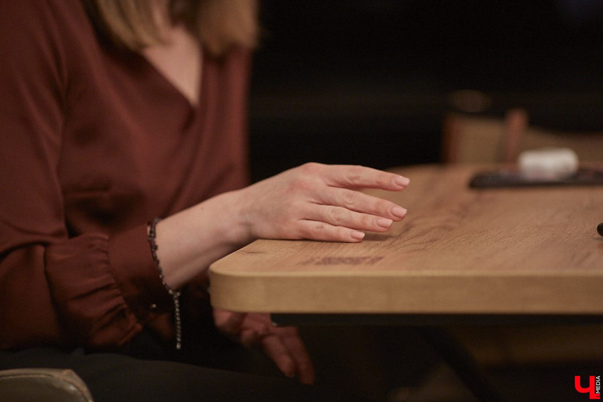 Одинокая женщина с ребенком не самый жизнеутверждающий статус, по мнению большинства. Борется с этим стереотипом владимирский блогер «Мама Кураж» Александра Реутова. За ее спиной тяжелый развод, а на руках – маленький сын. Но ее дух крепок, а юмористические ролики о жизни мамы с малышом – гимн свободе от оков несчастливого брака.