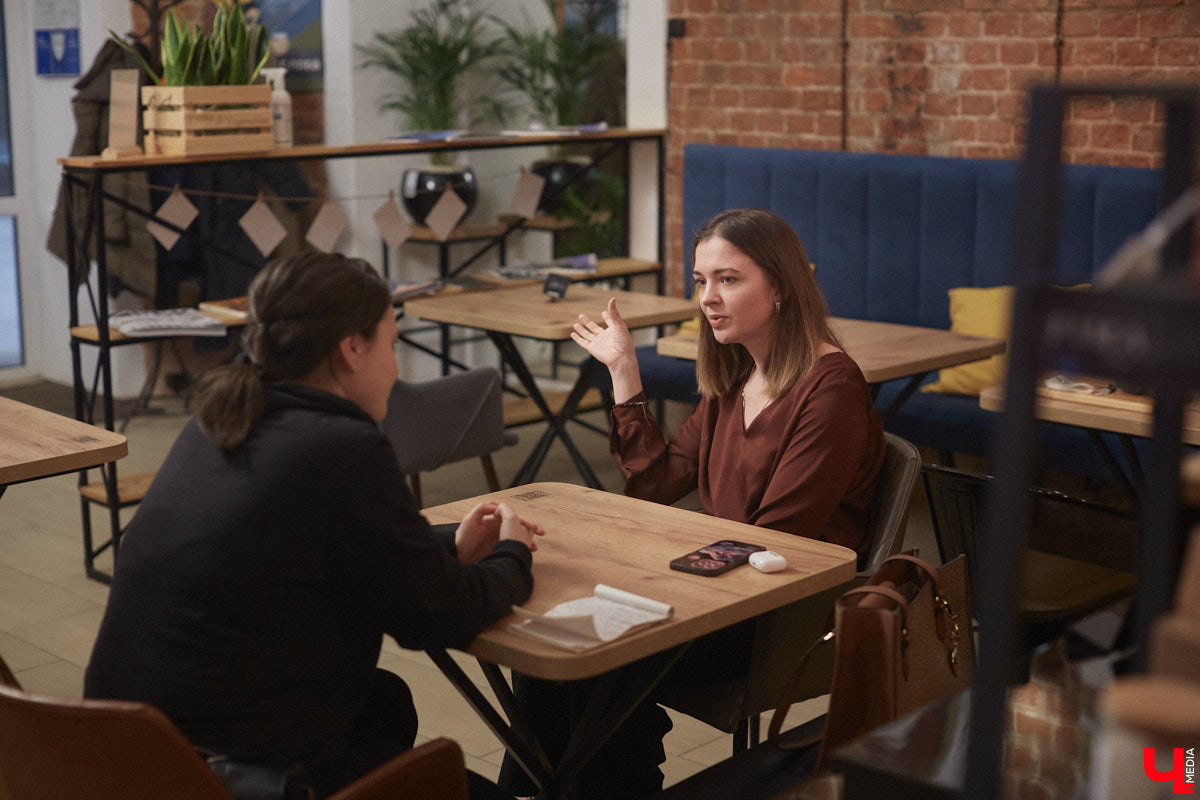 Одинокая женщина с ребенком не самый жизнеутверждающий статус, по мнению большинства. Борется с этим стереотипом владимирский блогер «Мама Кураж» Александра Реутова. За ее спиной тяжелый развод, а на руках – маленький сын. Но ее дух крепок, а юмористические ролики о жизни мамы с малышом – гимн свободе от оков несчастливого брака.