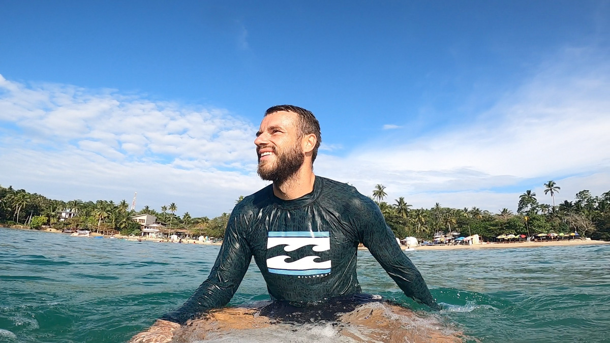 Константин Востриков четыре месяца прожил на острове в Индийском океане. Шри-Ланка — идеальное место для сёрфинга, а потому и пленила его возможностью поймать волну верхом на доске. Ради любимого хобби молодой человек был готов проводить на воде круглые сутки, а теперь, вернувшись домой во Владимир, вспоминает о том, как же это было круто!