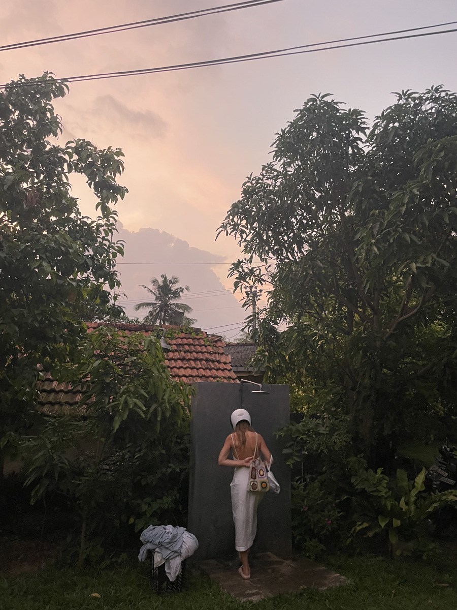 Константин Востриков четыре месяца прожил на острове в Индийском океане. Шри-Ланка — идеальное место для сёрфинга, а потому и пленила его возможностью поймать волну верхом на доске. Ради любимого хобби молодой человек был готов проводить на воде круглые сутки, а теперь, вернувшись домой во Владимир, вспоминает о том, как же это было круто!