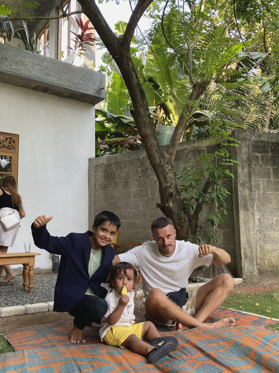 Константин Востриков четыре месяца прожил на острове в Индийском океане. Шри-Ланка — идеальное место для сёрфинга, а потому и пленила его возможностью поймать волну верхом на доске. Ради любимого хобби молодой человек был готов проводить на воде круглые сутки, а теперь, вернувшись домой во Владимир, вспоминает о том, как же это было круто!