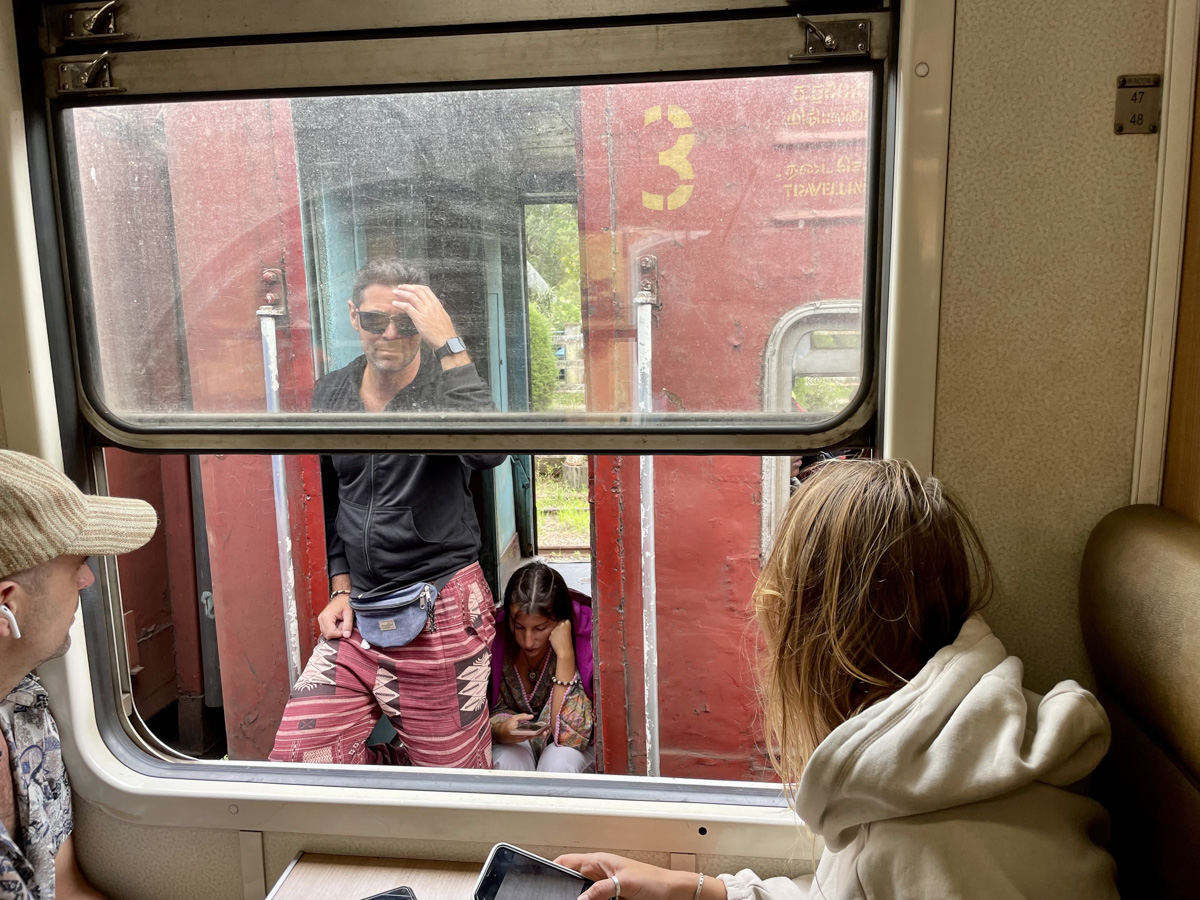 Константин Востриков четыре месяца прожил на острове в Индийском океане. Шри-Ланка — идеальное место для сёрфинга, а потому и пленила его возможностью поймать волну верхом на доске. Ради любимого хобби молодой человек был готов проводить на воде круглые сутки, а теперь, вернувшись домой во Владимир, вспоминает о том, как же это было круто!