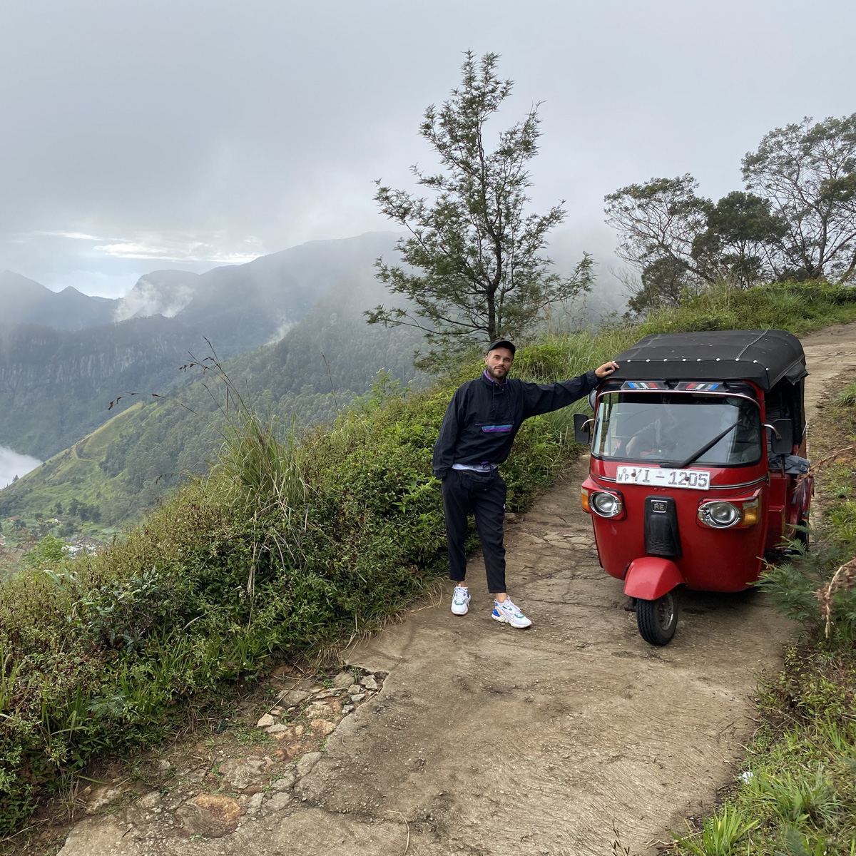 Константин Востриков четыре месяца прожил на острове в Индийском океане. Шри-Ланка — идеальное место для сёрфинга, а потому и пленила его возможностью поймать волну верхом на доске. Ради любимого хобби молодой человек был готов проводить на воде круглые сутки, а теперь, вернувшись домой во Владимир, вспоминает о том, как же это было круто!
