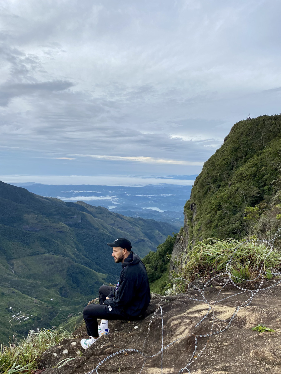 Константин Востриков четыре месяца прожил на острове в Индийском океане. Шри-Ланка — идеальное место для сёрфинга, а потому и пленила его возможностью поймать волну верхом на доске. Ради любимого хобби молодой человек был готов проводить на воде круглые сутки, а теперь, вернувшись домой во Владимир, вспоминает о том, как же это было круто!