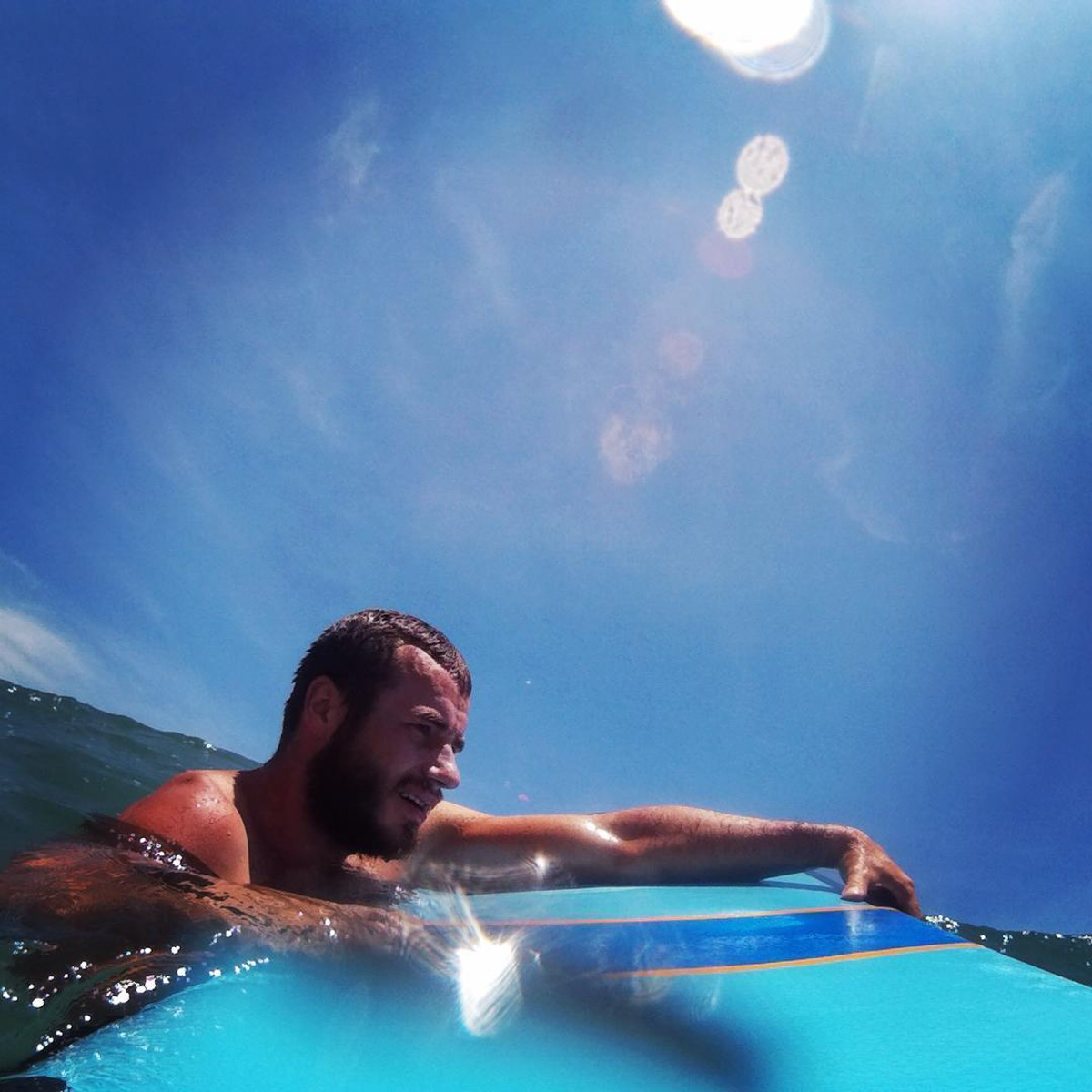 Константин Востриков четыре месяца прожил на острове в Индийском океане. Шри-Ланка — идеальное место для сёрфинга, а потому и пленила его возможностью поймать волну верхом на доске. Ради любимого хобби молодой человек был готов проводить на воде круглые сутки, а теперь, вернувшись домой во Владимир, вспоминает о том, как же это было круто!