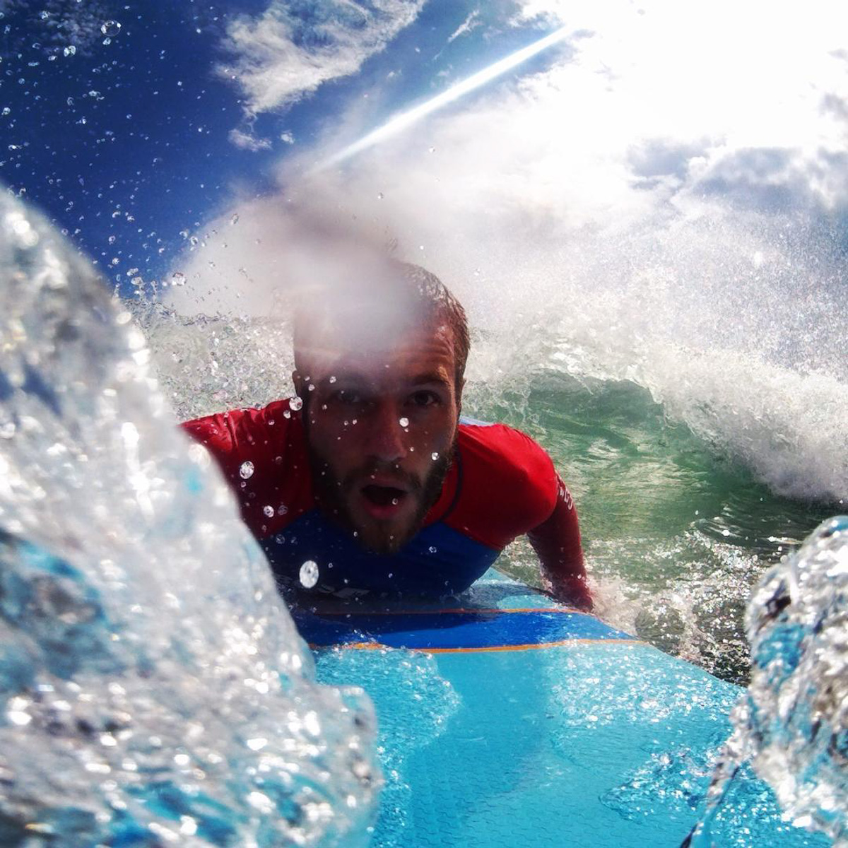 Константин Востриков четыре месяца прожил на острове в Индийском океане. Шри-Ланка — идеальное место для сёрфинга, а потому и пленила его возможностью поймать волну верхом на доске. Ради любимого хобби молодой человек был готов проводить на воде круглые сутки, а теперь, вернувшись домой во Владимир, вспоминает о том, как же это было круто!