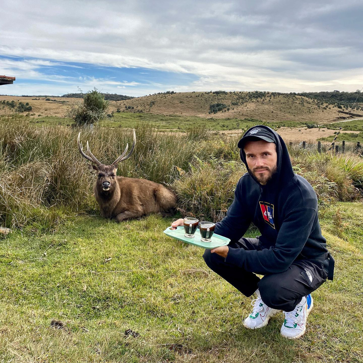 Константин Востриков четыре месяца прожил на острове в Индийском океане. Шри-Ланка — идеальное место для сёрфинга, а потому и пленила его возможностью поймать волну верхом на доске. Ради любимого хобби молодой человек был готов проводить на воде круглые сутки, а теперь, вернувшись домой во Владимир, вспоминает о том, как же это было круто!