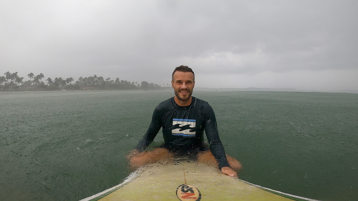 Константин Востриков четыре месяца прожил на острове в Индийском океане. Шри-Ланка — идеальное место для сёрфинга, а потому и пленила его возможностью поймать волну верхом на доске. Ради любимого хобби молодой человек был готов проводить на воде круглые сутки, а теперь, вернувшись домой во Владимир, вспоминает о том, как же это было круто!