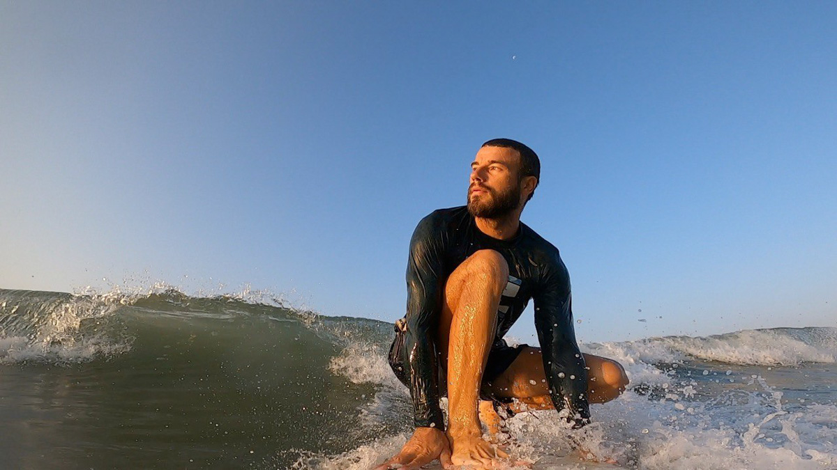 Константин Востриков четыре месяца прожил на острове в Индийском океане. Шри-Ланка — идеальное место для сёрфинга, а потому и пленила его возможностью поймать волну верхом на доске. Ради любимого хобби молодой человек был готов проводить на воде круглые сутки, а теперь, вернувшись домой во Владимир, вспоминает о том, как же это было круто!