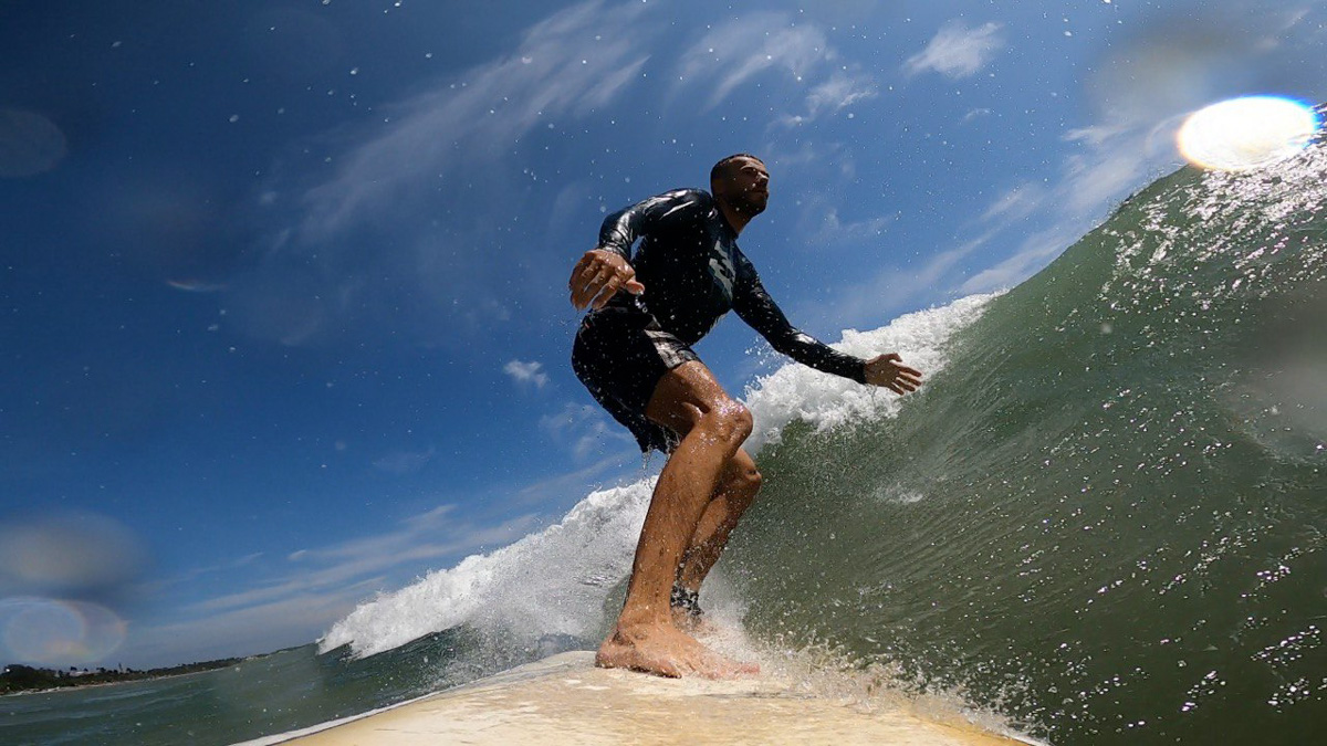 Константин Востриков четыре месяца прожил на острове в Индийском океане. Шри-Ланка — идеальное место для сёрфинга, а потому и пленила его возможностью поймать волну верхом на доске. Ради любимого хобби молодой человек был готов проводить на воде круглые сутки, а теперь, вернувшись домой во Владимир, вспоминает о том, как же это было круто!