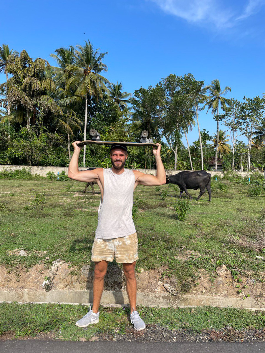 Константин Востриков четыре месяца прожил на острове в Индийском океане. Шри-Ланка — идеальное место для сёрфинга, а потому и пленила его возможностью поймать волну верхом на доске. Ради любимого хобби молодой человек был готов проводить на воде круглые сутки, а теперь, вернувшись домой во Владимир, вспоминает о том, как же это было круто!