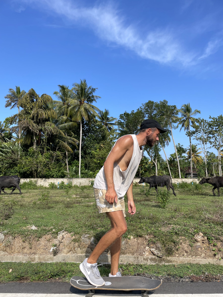 Константин Востриков четыре месяца прожил на острове в Индийском океане. Шри-Ланка — идеальное место для сёрфинга, а потому и пленила его возможностью поймать волну верхом на доске. Ради любимого хобби молодой человек был готов проводить на воде круглые сутки, а теперь, вернувшись домой во Владимир, вспоминает о том, как же это было круто!