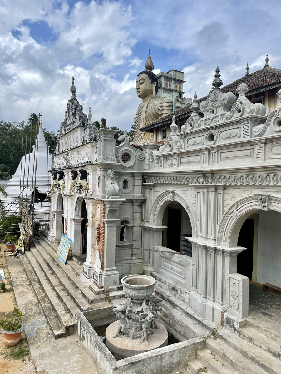 Константин Востриков четыре месяца прожил на острове в Индийском океане. Шри-Ланка — идеальное место для сёрфинга, а потому и пленила его возможностью поймать волну верхом на доске. Ради любимого хобби молодой человек был готов проводить на воде круглые сутки, а теперь, вернувшись домой во Владимир, вспоминает о том, как же это было круто!