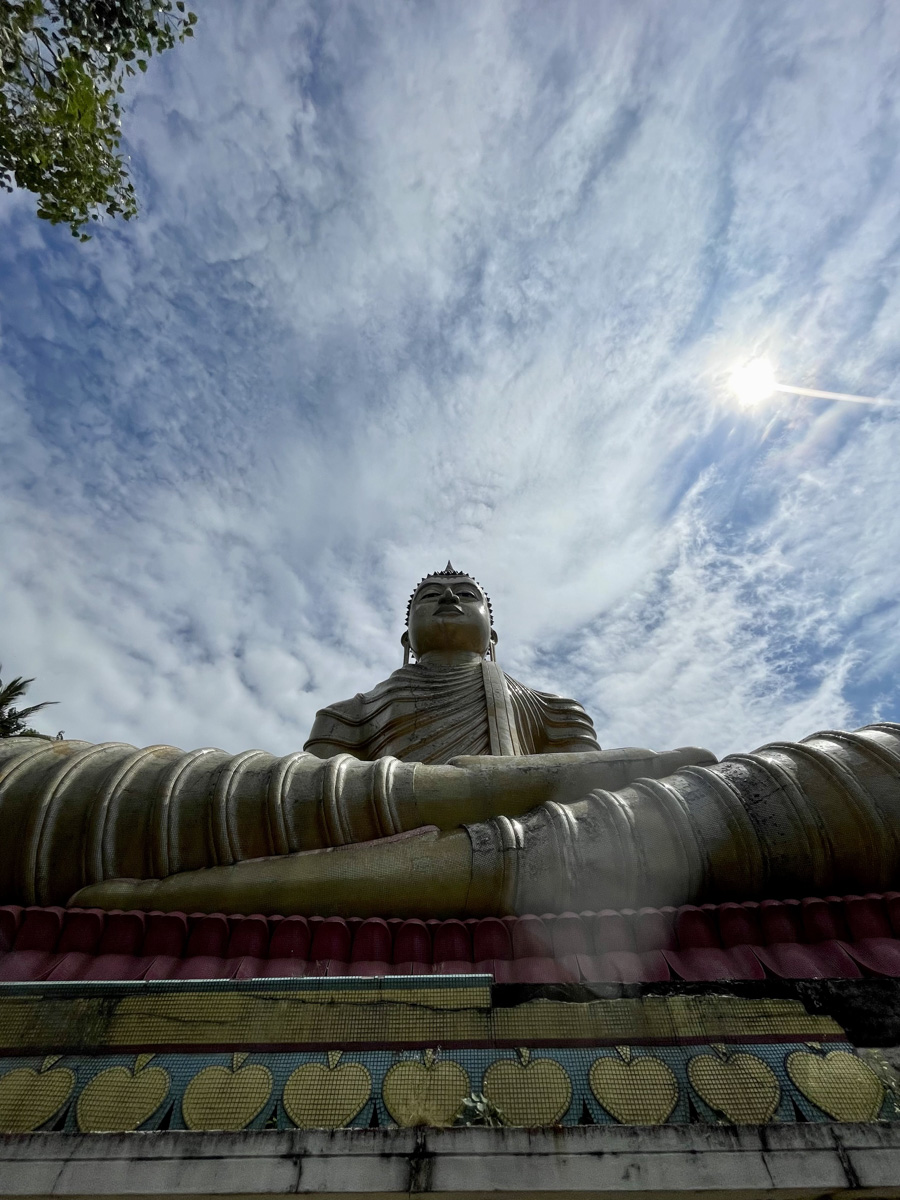 Константин Востриков четыре месяца прожил на острове в Индийском океане. Шри-Ланка — идеальное место для сёрфинга, а потому и пленила его возможностью поймать волну верхом на доске. Ради любимого хобби молодой человек был готов проводить на воде круглые сутки, а теперь, вернувшись домой во Владимир, вспоминает о том, как же это было круто!