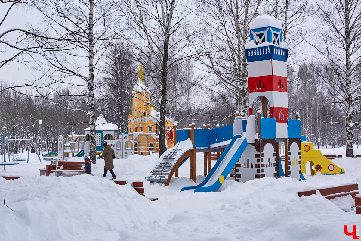 Городские парки — это в первую очередь живительный оазис посреди шумных и пыльных улиц. Сейчас во Владимире обсуждают сразу несколько горячих новостей по поводу наиболее популярных, но от этого не менее проблемных зеленых зон областного центра.