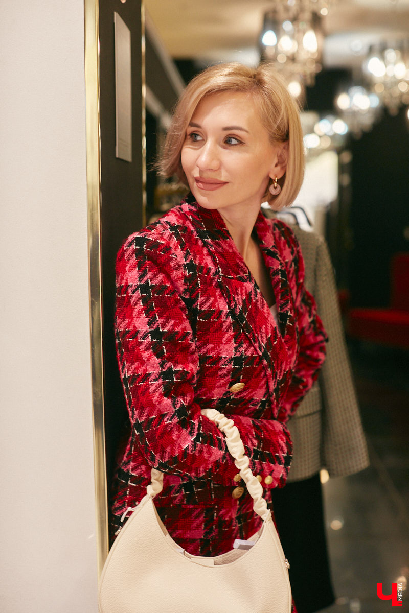 В наступившем сезоне именно юбки находятся на волне своей популярности. Еще бы, ведь именно этот элемент одежды придает образу женственности. А она сейчас в тренде! Любопытно и то, что юбки сейчас актуальны разной длины, кроя и стиля. Как выбрать? Читайте в нашем модном обзоре!