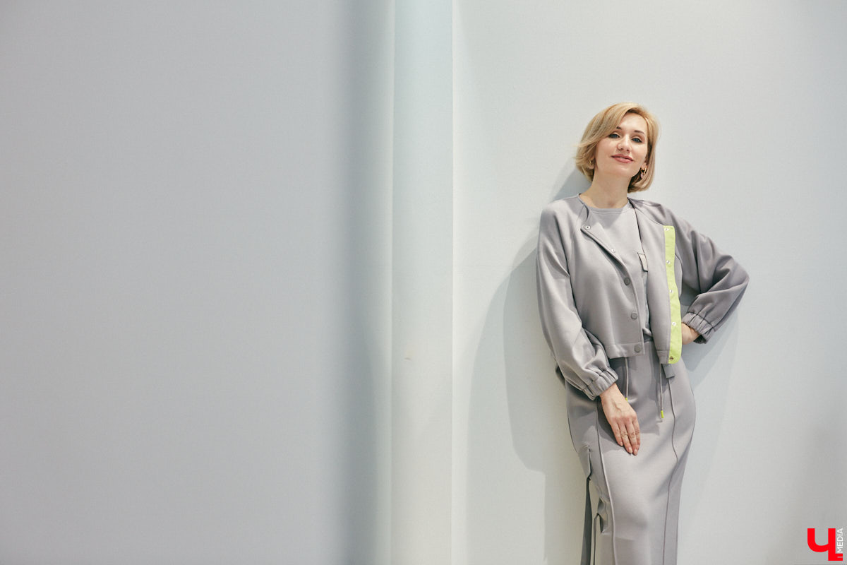 В наступившем сезоне именно юбки находятся на волне своей популярности. Еще бы, ведь именно этот элемент одежды придает образу женственности. А она сейчас в тренде! Любопытно и то, что юбки сейчас актуальны разной длины, кроя и стиля. Как выбрать? Читайте в нашем модном обзоре!