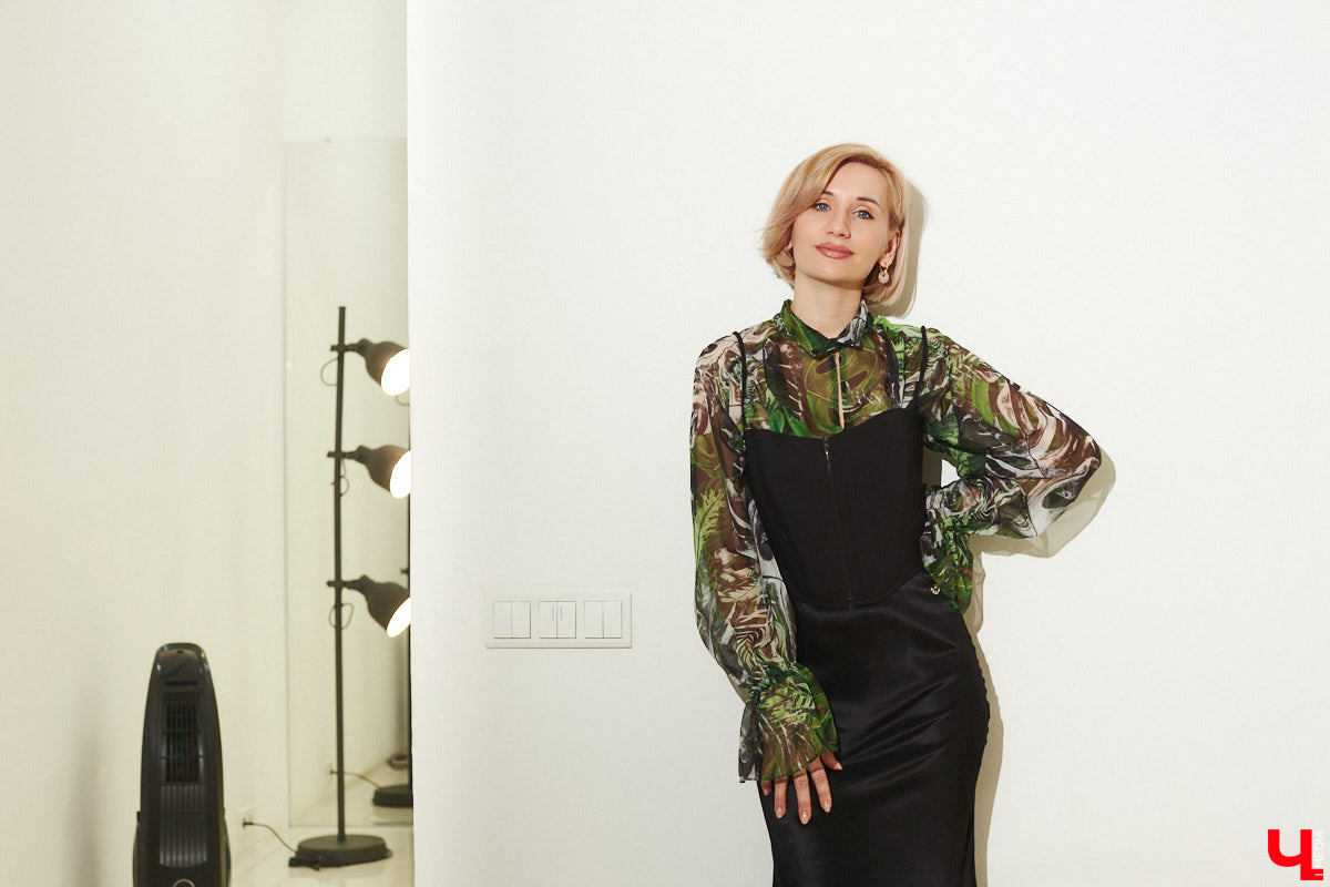 В наступившем сезоне именно юбки находятся на волне своей популярности. Еще бы, ведь именно этот элемент одежды придает образу женственности. А она сейчас в тренде! Любопытно и то, что юбки сейчас актуальны разной длины, кроя и стиля. Как выбрать? Читайте в нашем модном обзоре!