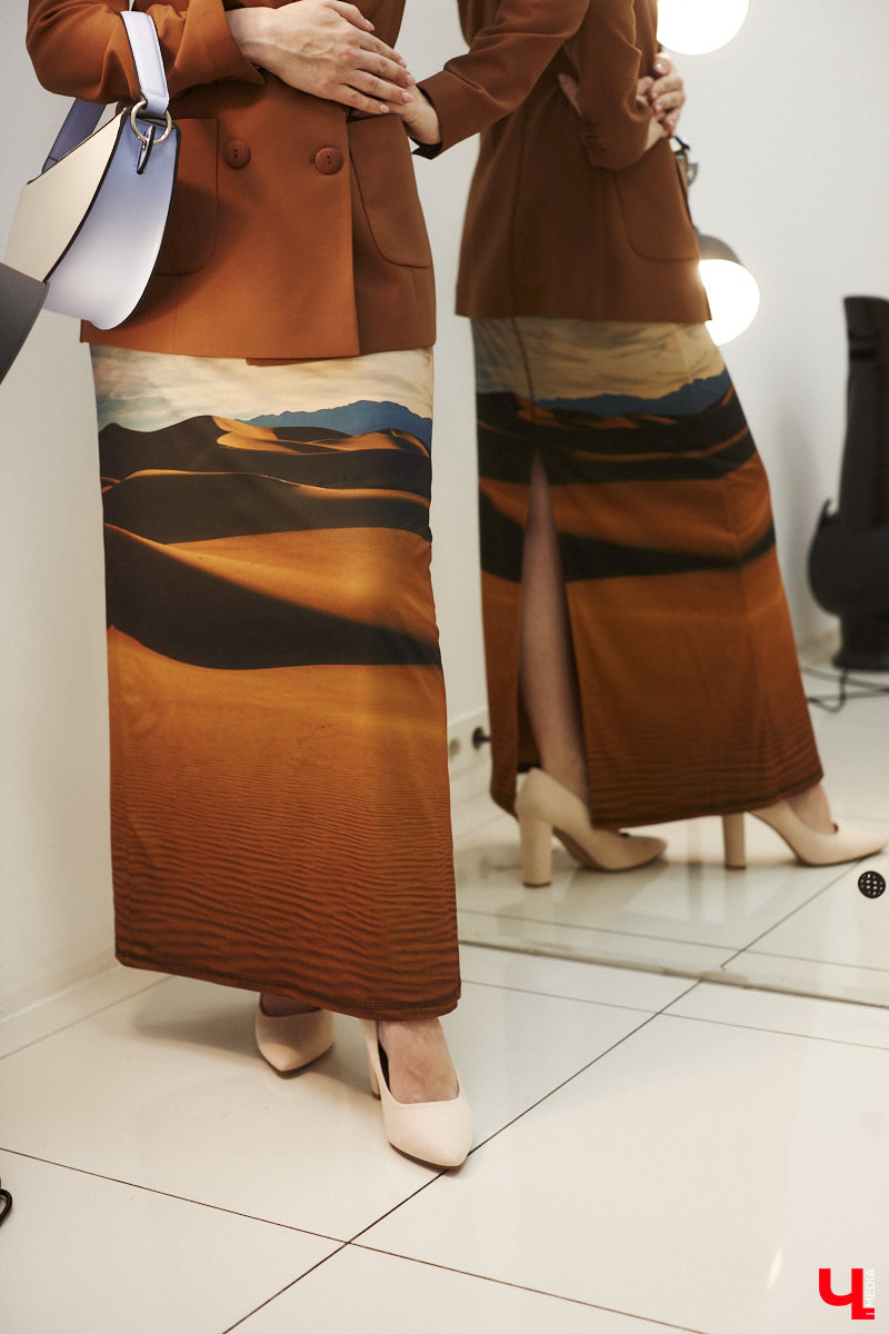 В наступившем сезоне именно юбки находятся на волне своей популярности. Еще бы, ведь именно этот элемент одежды придает образу женственности. А она сейчас в тренде! Любопытно и то, что юбки сейчас актуальны разной длины, кроя и стиля. Как выбрать? Читайте в нашем модном обзоре!