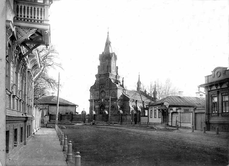 Имя великого русского писателя Николая Гоголя небольшая улочка около Золотых ворот получила согласно решению горисполкома от 24 декабря 1927 года. Давайте сегодня прогуляемся по ней, вспомним ее историю и первых жильцов, а также изучим местные достопримечательности.