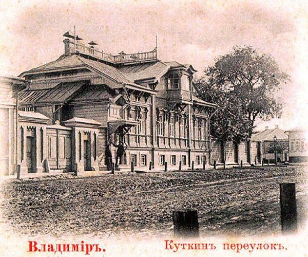 Имя великого русского писателя Николая Гоголя небольшая улочка около Золотых ворот получила согласно решению горисполкома от 24 декабря 1927 года. Давайте сегодня прогуляемся по ней, вспомним ее историю и первых жильцов, а также изучим местные достопримечательности.