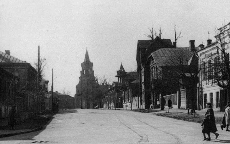 Имя великого русского писателя Николая Гоголя небольшая улочка около Золотых ворот получила согласно решению горисполкома от 24 декабря 1927 года. Давайте сегодня прогуляемся по ней, вспомним ее историю и первых жильцов, а также изучим местные достопримечательности.