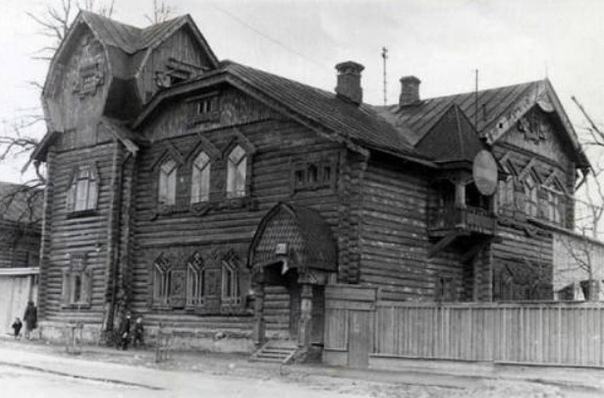 Имя великого русского писателя Николая Гоголя небольшая улочка около Золотых ворот получила согласно решению горисполкома от 24 декабря 1927 года. Давайте сегодня прогуляемся по ней, вспомним ее историю и первых жильцов, а также изучим местные достопримечательности.