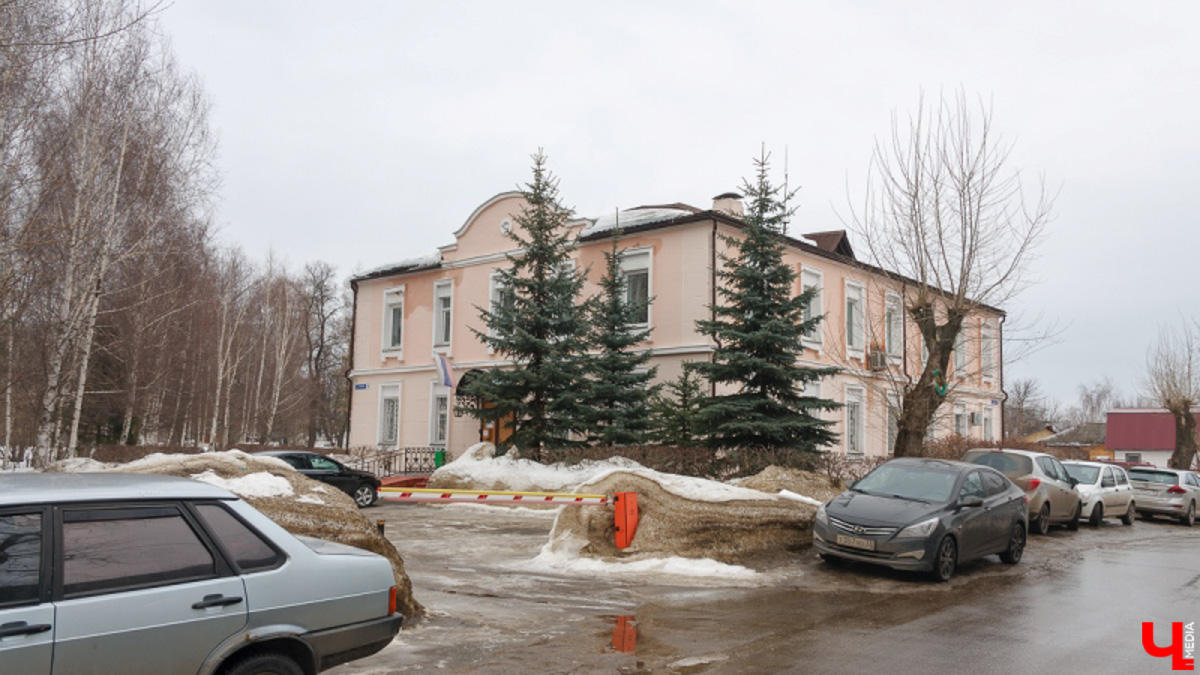 Имя великого русского писателя Николая Гоголя небольшая улочка около Золотых ворот получила согласно решению горисполкома от 24 декабря 1927 года. Давайте сегодня прогуляемся по ней, вспомним ее историю и первых жильцов, а также изучим местные достопримечательности.