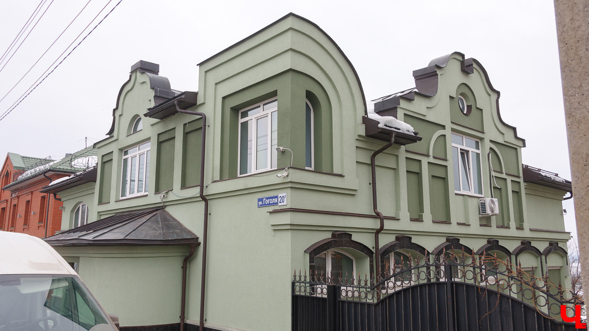 Имя великого русского писателя Николая Гоголя небольшая улочка около Золотых ворот получила согласно решению горисполкома от 24 декабря 1927 года. Давайте сегодня прогуляемся по ней, вспомним ее историю и первых жильцов, а также изучим местные достопримечательности.