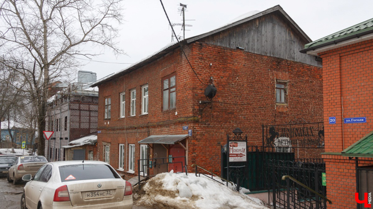 Имя великого русского писателя Николая Гоголя небольшая улочка около Золотых ворот получила согласно решению горисполкома от 24 декабря 1927 года. Давайте сегодня прогуляемся по ней, вспомним ее историю и первых жильцов, а также изучим местные достопримечательности.