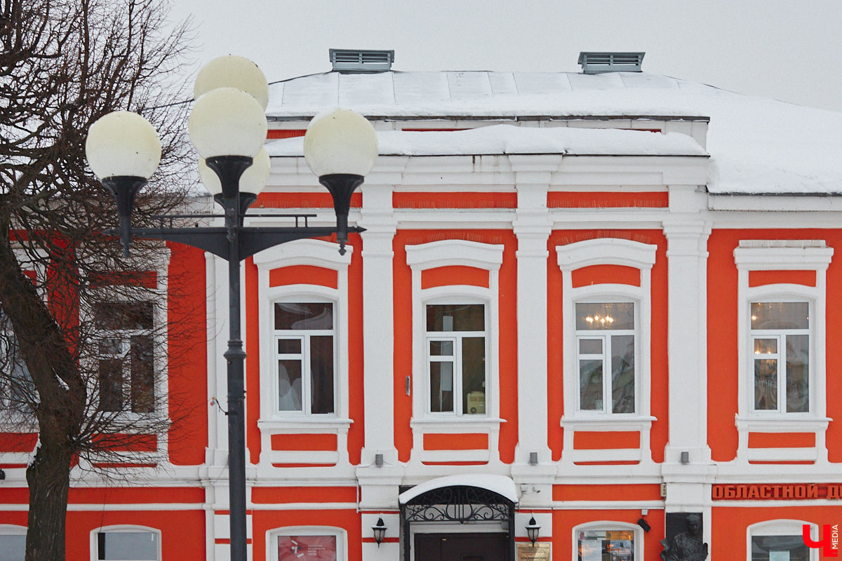 Имя великого русского писателя Николая Гоголя небольшая улочка около Золотых ворот получила согласно решению горисполкома от 24 декабря 1927 года. Давайте сегодня прогуляемся по ней, вспомним ее историю и первых жильцов, а также изучим местные достопримечательности.