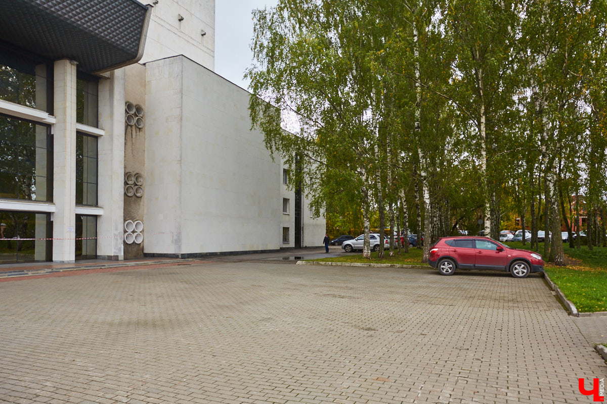 Имя великого русского писателя Николая Гоголя небольшая улочка около Золотых ворот получила согласно решению горисполкома от 24 декабря 1927 года. Давайте сегодня прогуляемся по ней, вспомним ее историю и первых жильцов, а также изучим местные достопримечательности.