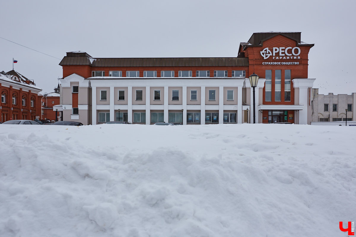 Имя великого русского писателя Николая Гоголя небольшая улочка около Золотых ворот получила согласно решению горисполкома от 24 декабря 1927 года. Давайте сегодня прогуляемся по ней, вспомним ее историю и первых жильцов, а также изучим местные достопримечательности.