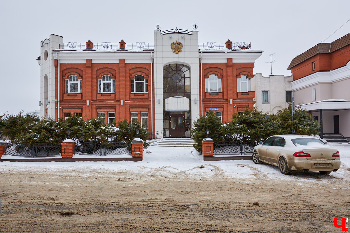 Имя великого русского писателя Николая Гоголя небольшая улочка около Золотых ворот получила согласно решению горисполкома от 24 декабря 1927 года. Давайте сегодня прогуляемся по ней, вспомним ее историю и первых жильцов, а также изучим местные достопримечательности.