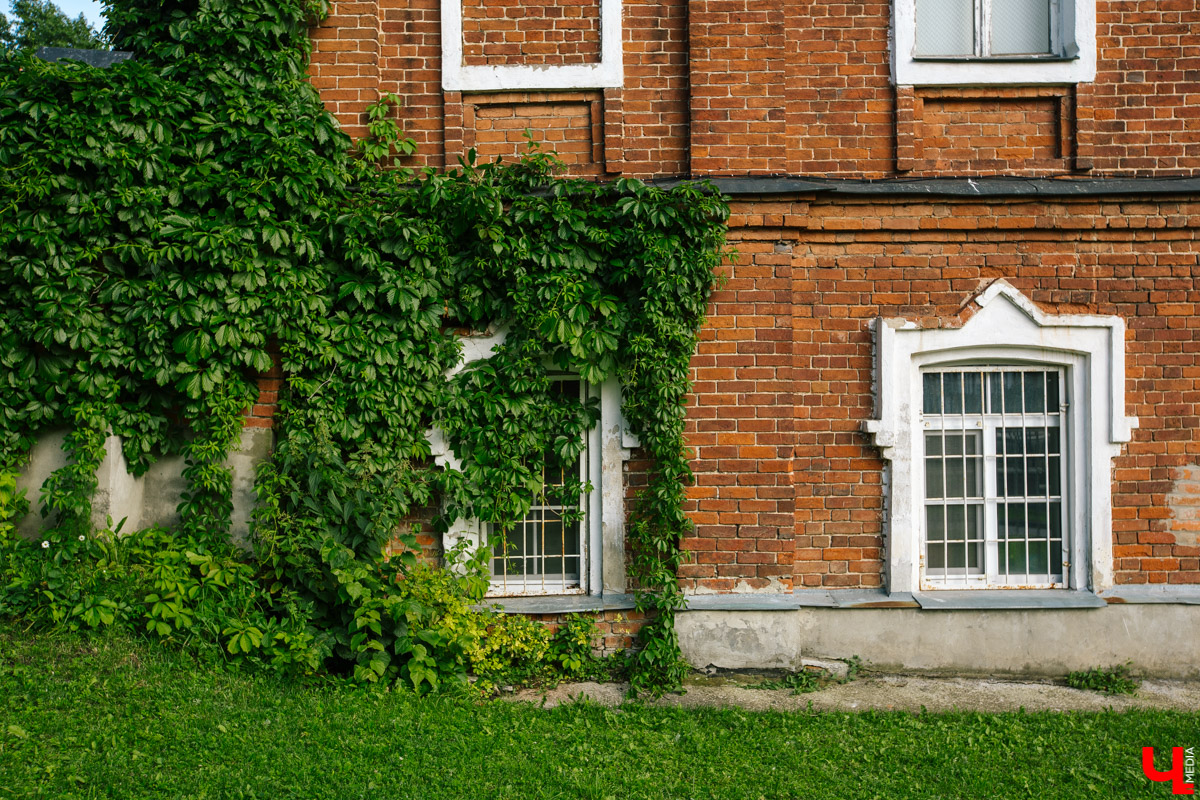 Имя великого русского писателя Николая Гоголя небольшая улочка около Золотых ворот получила согласно решению горисполкома от 24 декабря 1927 года. Давайте сегодня прогуляемся по ней, вспомним ее историю и первых жильцов, а также изучим местные достопримечательности.