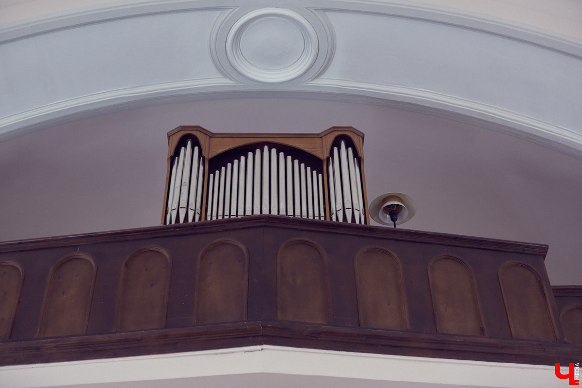 Имя великого русского писателя Николая Гоголя небольшая улочка около Золотых ворот получила согласно решению горисполкома от 24 декабря 1927 года. Давайте сегодня прогуляемся по ней, вспомним ее историю и первых жильцов, а также изучим местные достопримечательности.