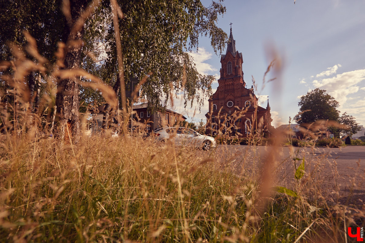 Имя великого русского писателя Николая Гоголя небольшая улочка около Золотых ворот получила согласно решению горисполкома от 24 декабря 1927 года. Давайте сегодня прогуляемся по ней, вспомним ее историю и первых жильцов, а также изучим местные достопримечательности.
