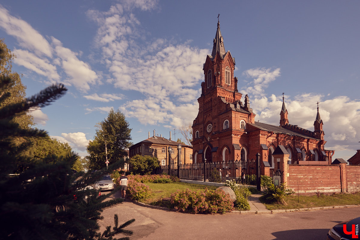 Имя великого русского писателя Николая Гоголя небольшая улочка около Золотых ворот получила согласно решению горисполкома от 24 декабря 1927 года. Давайте сегодня прогуляемся по ней, вспомним ее историю и первых жильцов, а также изучим местные достопримечательности.
