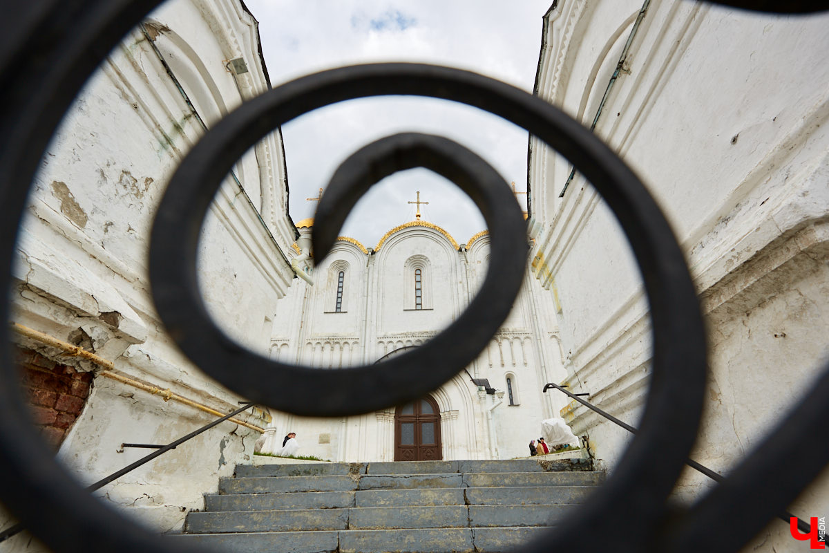 ВСМЗ поделился важнейшим открытием: во время подготовки к реставрации Успенского собора археологи обнаружили апсиды времен Андрея Боголюбского. Нашему фотографу удалось снять ход исследовательских работ. Не исключено, что часть находок оставят в раскрытом виде, и они будут доступны для просмотра, но только мужчинам!