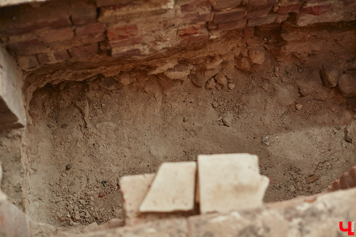 ВСМЗ поделился важнейшим открытием: во время подготовки к реставрации Успенского собора археологи обнаружили апсиды времен Андрея Боголюбского. Нашему фотографу удалось снять ход исследовательских работ. Не исключено, что часть находок оставят в раскрытом виде, и они будут доступны для просмотра, но только мужчинам!