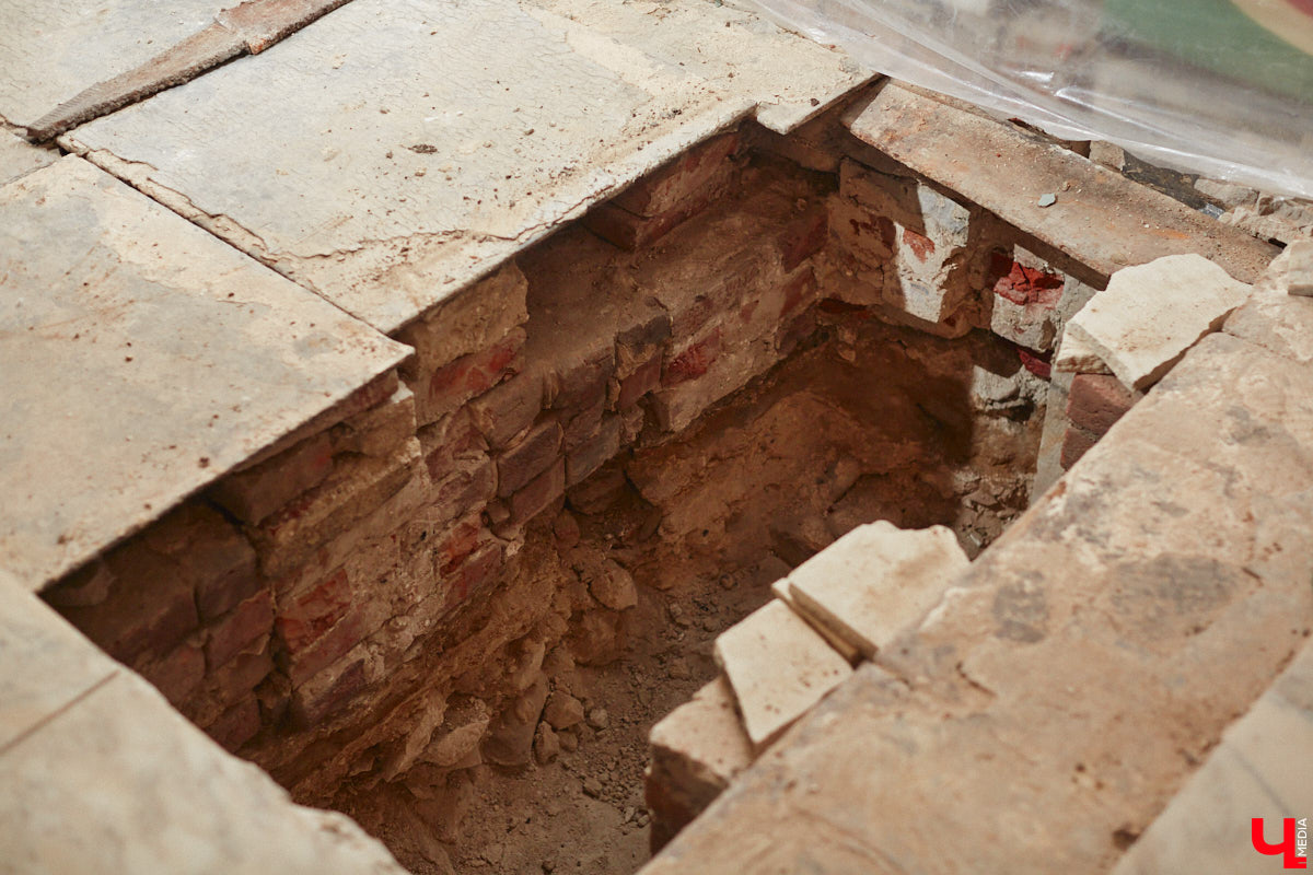 ВСМЗ поделился важнейшим открытием: во время подготовки к реставрации Успенского собора археологи обнаружили апсиды времен Андрея Боголюбского. Нашему фотографу удалось снять ход исследовательских работ. Не исключено, что часть находок оставят в раскрытом виде, и они будут доступны для просмотра, но только мужчинам!