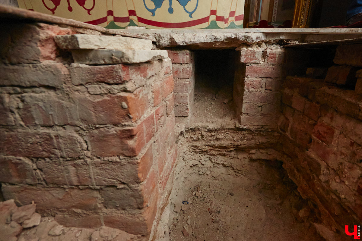 ВСМЗ поделился важнейшим открытием: во время подготовки к реставрации Успенского собора археологи обнаружили апсиды времен Андрея Боголюбского. Нашему фотографу удалось снять ход исследовательских работ. Не исключено, что часть находок оставят в раскрытом виде, и они будут доступны для просмотра, но только мужчинам!