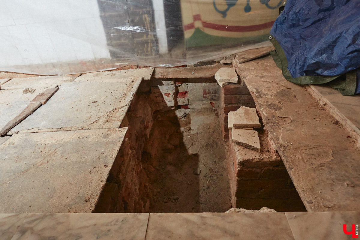 ВСМЗ поделился важнейшим открытием: во время подготовки к реставрации Успенского собора археологи обнаружили апсиды времен Андрея Боголюбского. Нашему фотографу удалось снять ход исследовательских работ. Не исключено, что часть находок оставят в раскрытом виде, и они будут доступны для просмотра, но только мужчинам!