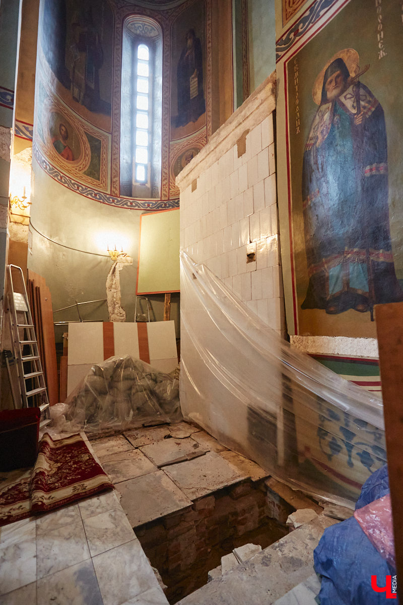 ВСМЗ поделился важнейшим открытием: во время подготовки к реставрации Успенского собора археологи обнаружили апсиды времен Андрея Боголюбского. Нашему фотографу удалось снять ход исследовательских работ. Не исключено, что часть находок оставят в раскрытом виде, и они будут доступны для просмотра, но только мужчинам!