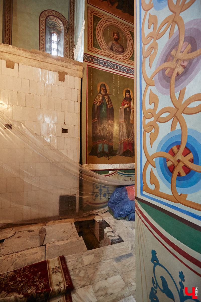 ВСМЗ поделился важнейшим открытием: во время подготовки к реставрации Успенского собора археологи обнаружили апсиды времен Андрея Боголюбского. Нашему фотографу удалось снять ход исследовательских работ. Не исключено, что часть находок оставят в раскрытом виде, и они будут доступны для просмотра, но только мужчинам!